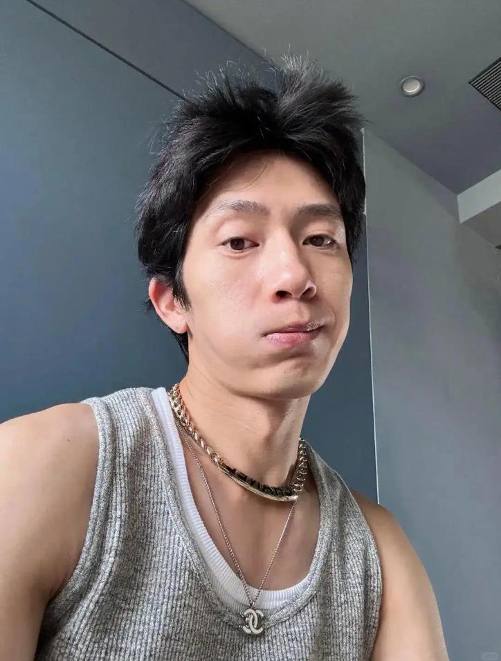 井柏然晒素颜照自称&ldquo;中年男子&rdquo;