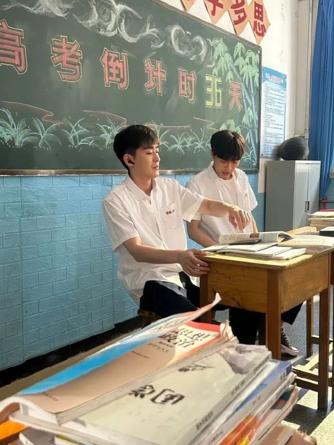 张翰回应演高中生 角色闪回引热议
