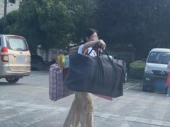 “扁担女孩”辟谣网络传闻 澄清虚假情节
