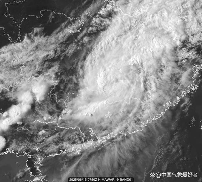 台风蝴蝶登陆后不散 多地暴雨破纪录 南北系统&ldquo;牵手&rdquo;增势
