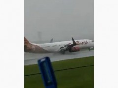 印尼一波音客机着陆时险坠毁 暴风雨中安全降落