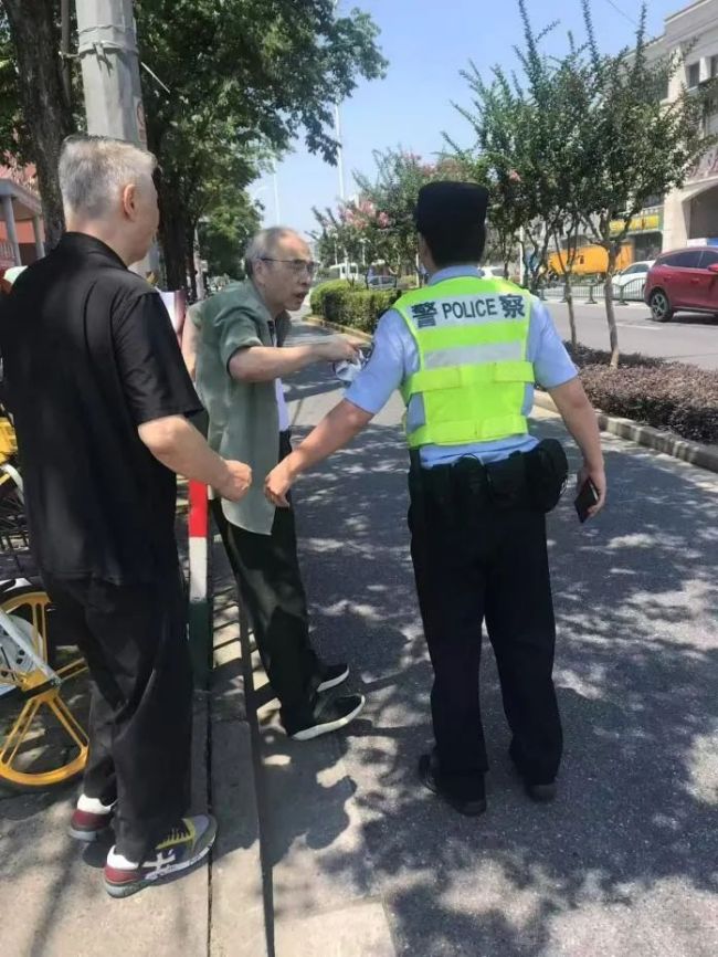 小哥高温天中暑倒地 好心人救助