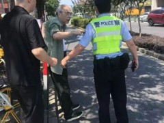 小哥高温天中暑倒地 好心人救助 好人应有好报
