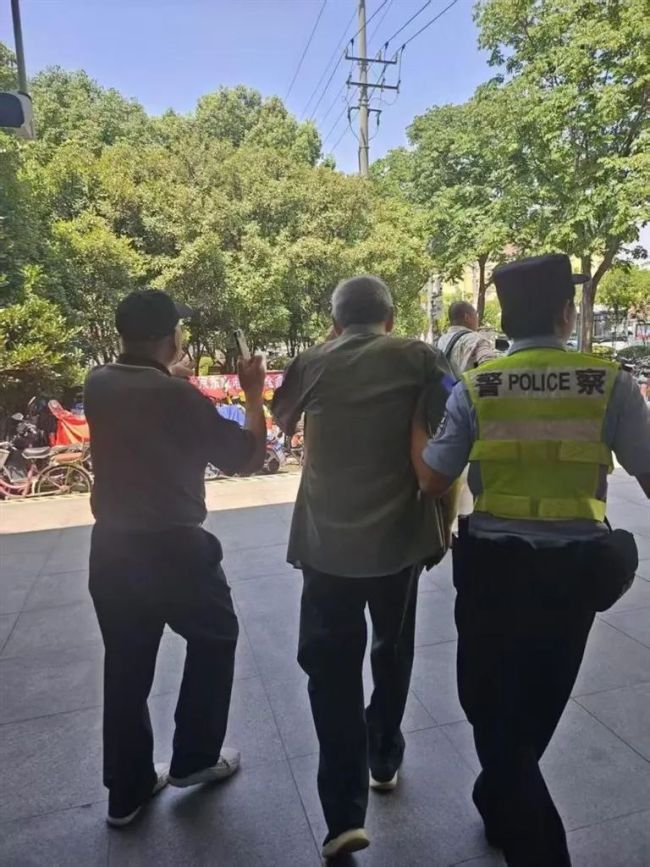 小哥高温天中暑倒地 好心人救助 好人应有好报
