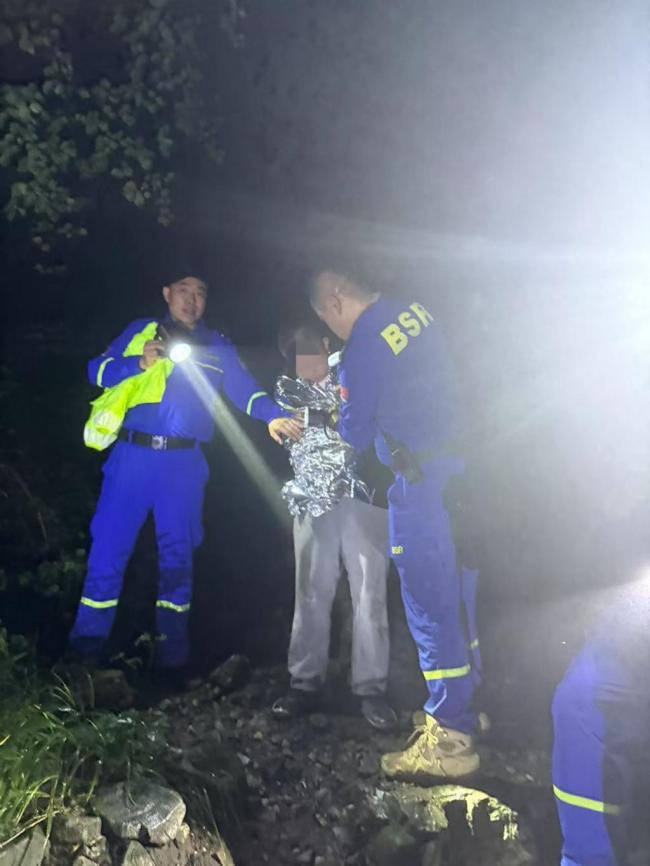 少年为看日出被困野长城救援队冒雨进山搜救 夜宿遇险获救