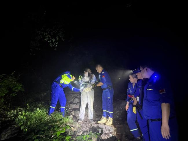 少年为看日出被困野长城救援队冒雨进山搜救