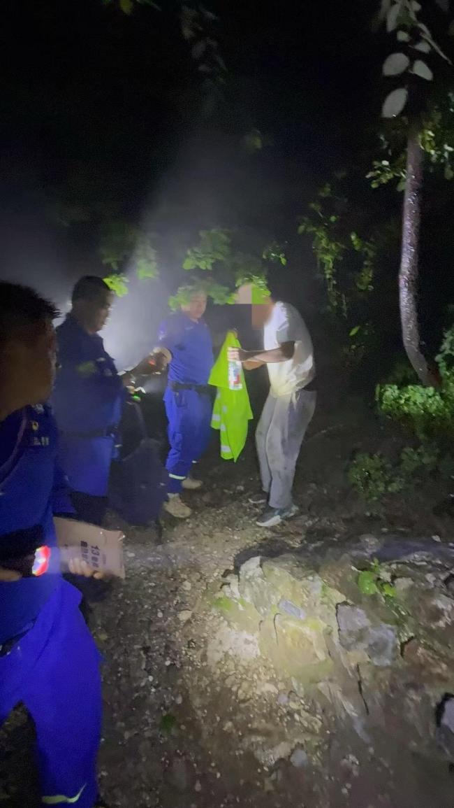 少年为看日出被困野长城救援队冒雨进山搜救 夜宿遇险获救