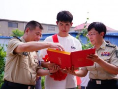 空军预警学院湖北首封录取通知书送达 梦想与使命同在