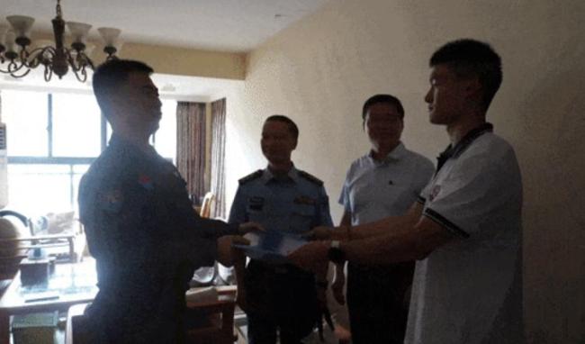 男孩考上军校学校上门送录取通知书