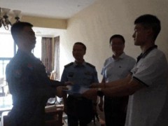 男孩考上军校学校上门送录取通知书 歼-16飞行员亲送喜讯
