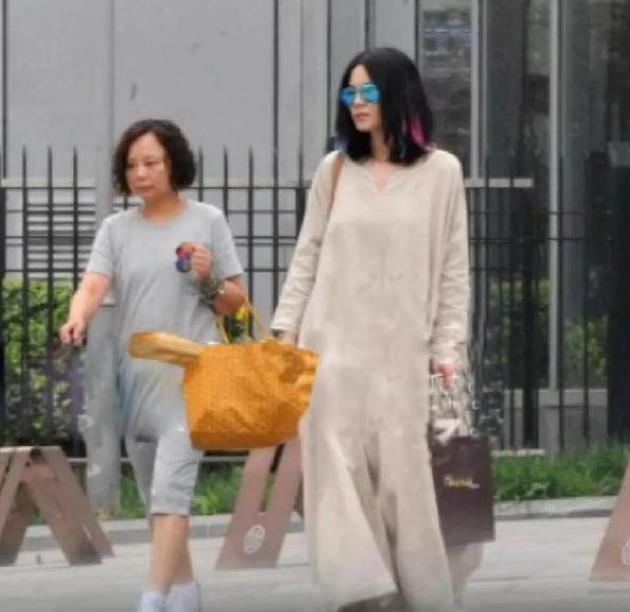 王菲穿搭被赞&ldquo;朝阳区麻袋天后&rdquo;