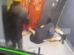 女子晕倒后怪异姿势吓坏旁人 路人暖心救助