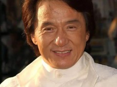71岁成龙老花严重 拍戏看不清道具 究竟真相是什么？