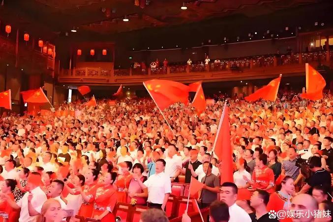 刀郎演唱会场外观众唱《我的祖国》