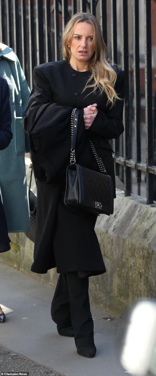 英男子与富婆离婚嫌分得少起诉获胜