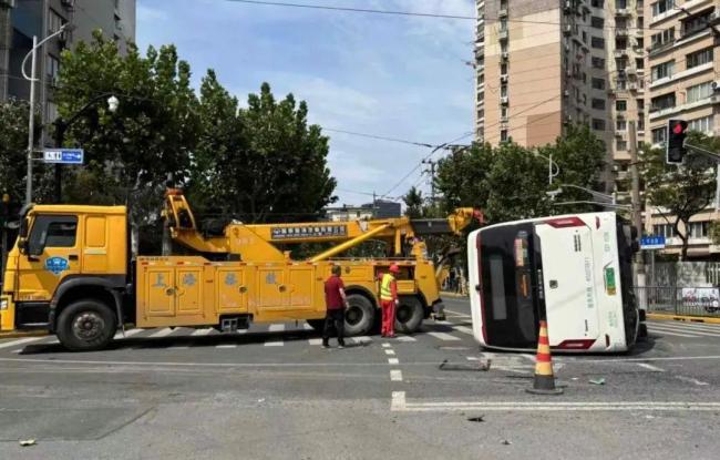上海一公交与土方车相撞侧翻3人送医 事故现场已处理完毕