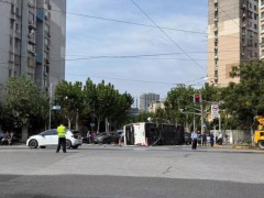 上海一公交与土方车相撞侧翻3人送医 事故现场已处理完毕