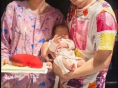 58岁歌手光头李进与小25岁妻子生子 究竟真相是什么？