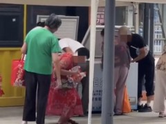 重庆一爱心冰柜遭哄抢 市民行为引关注