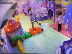 5岁男童撞倒1岁半幼童 警方介入 家长协商未果