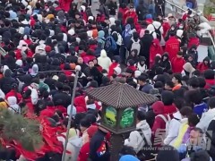 女子称登泰山是被人潮传送上去的 假期景区人潮引热议