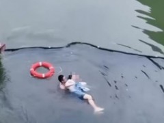 景区公开寻找勇救落水游客的白T小伙 英雄悄然离去引发全网寻人