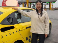 重庆女子乘“黄色法拉利”去内蒙古 千里之旅引关注