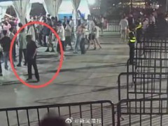 黄牛强推无票歌迷过检票闸机被拘 扰乱秩序受罚