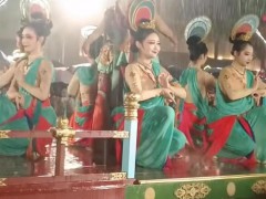 大唐不夜城8位演员雨中坚持表演完 敬业精神感动观众