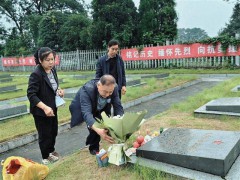 亲人冒雨祭拜23岁志愿军烈士温秉仁 71年思念终得见