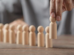 茅台新帅陈华:从能源行业跨界白酒,28年征程再启新篇章