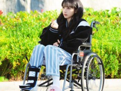 天才女友 田曦薇卷发路透萌翻众人