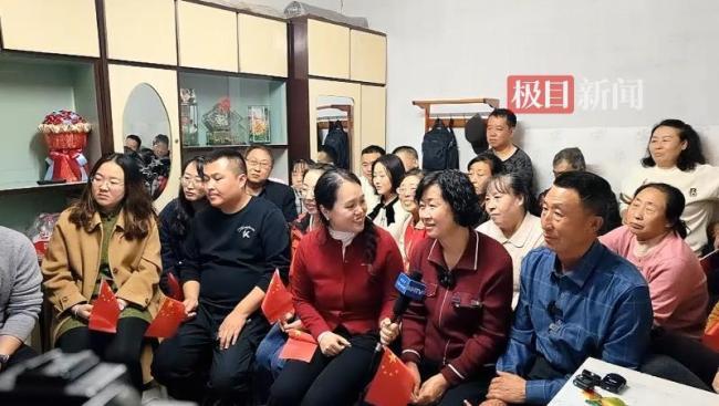 武飞家人放烟花庆祝神舟21号发射成功