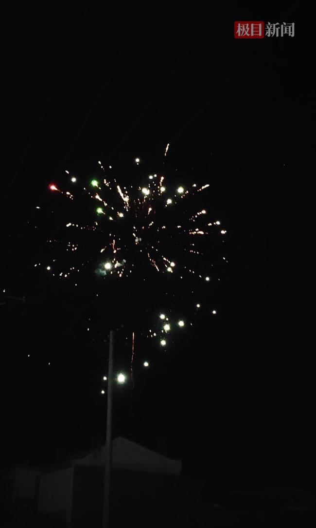 武飞家人放烟花庆祝神舟21号发射成功 激动与紧张交织