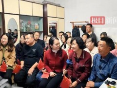 武飞家人放烟花庆祝神舟21号发射成功 激动与紧张交织