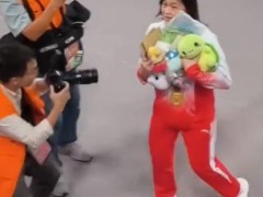 观众为全红婵下起“娃娃雨” 背后真相让人惊愕！