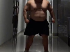 340斤男生展示8块腹肌走红 背后真相让人惊愕!