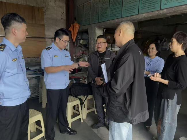 传家锅一口锅要锤两三个小时 匠心品质引网友追捧