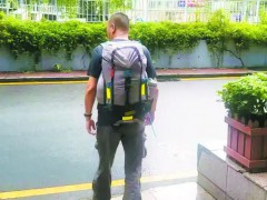 53岁男子50天徒步1500公里回家 背后真相让人惊愕!