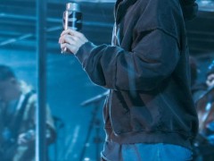 45岁谢霆锋演唱会上掏出保温杯 背后真相让人惊愕！