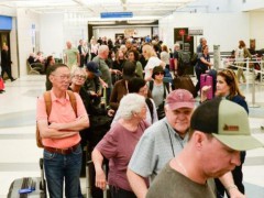 美国政府停摆 特朗普享乐被痛批 民众疾苦加剧