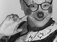 78岁艺术家舞台倒地后逝世 背后真相让人惊愕!