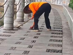 景区回应要求环卫工清理石缝积水 正常作业被误解