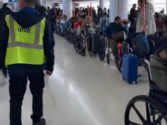 杭州机场健全印度人坐轮椅 轮椅滥用引争议