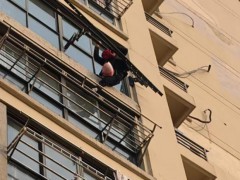 生死13秒 泰州公安高空救回坠楼女子 警民合力救援