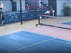 大马男子翻栏杆捡球踩空从三楼坠亡 误判导致悲剧