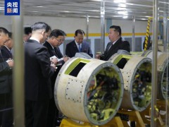 现场:金正恩视察重要军工企业 强调导弹生产重要性