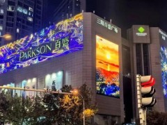 跨年人群被两块大屏时差整懵圈 双屏不同步意外走红