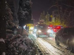 跨年夜降雪 大批老君山游客返程堵车 暴雪致高速封闭国道拥堵
