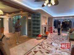 女子新房装玫红色入户门贴花壁纸 全网独一无二风格